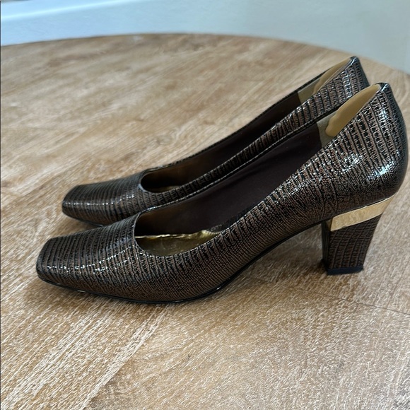 J.Renee Black Textured Heels with Square Toe 7.5 - Picture 2 of 6
